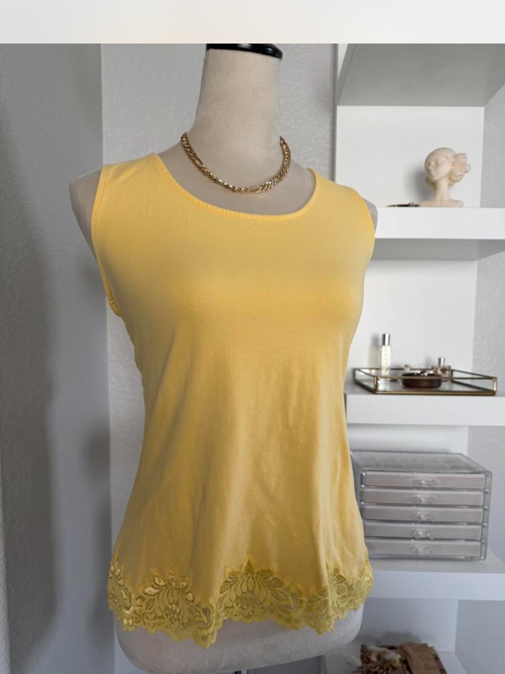 Yellow Lace-Hem Sleeveless Women's Tank Top